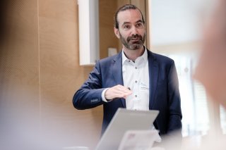Le Conseil de fondation d’UniDistance Suisse a élu, lors de sa séance du lundi 23 juin 2025, le Prof. Dr Nicolas Rothen au poste de recteur pour la période de 2025 à 2029,.